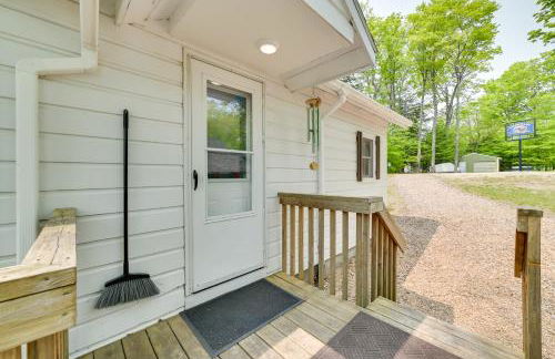 Near Snowmobiling! Carp Lake Cottage with Fire Pit - Foto 29