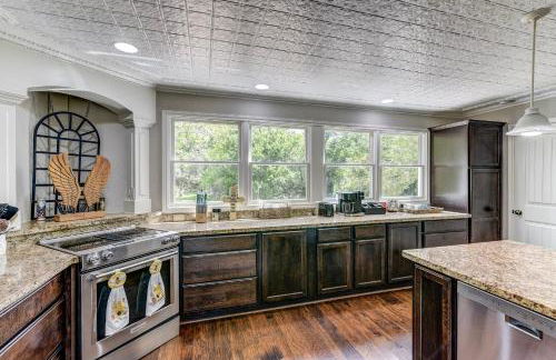 The San Bernard River waterfront provides private access to a spa, boat ramp, and jet skiing - Photo 46