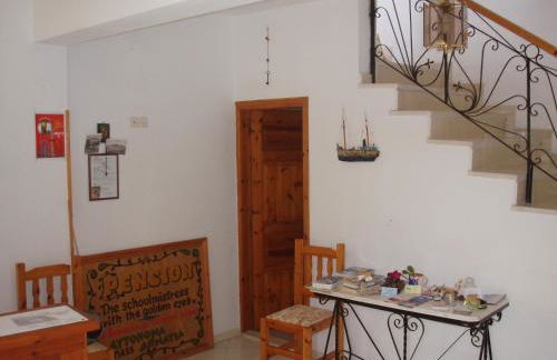 The Schoolmistress With The Golden Eyes, studios & rooms - Photo 3