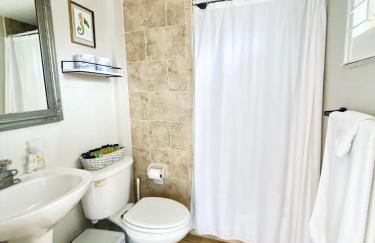 Condo in Waterfront Resort with Balcony Close to Beaches Free Bikes - Photo 14