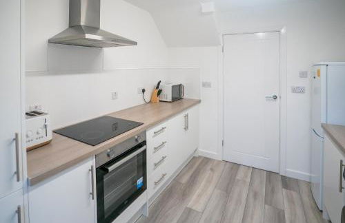 Dunstable 3-Bed House Sleeps 6 Driveway Parking Near Town Centre & Transport Links Close to Whipsnade Zoo Ideal for Families & Contractors - Photo 14