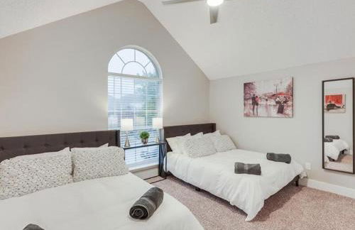 Captivating 6BR 3B Home with Pool & Fire Pit - Foto 31