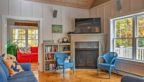 Beautiful Sandy Point Getaway with Wraparound Deck! - Foto 4