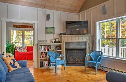 Beautiful Sandy Point Getaway with Wraparound Deck! - Foto 4