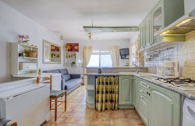 Apartment With Furnished Terrace - Photo 9