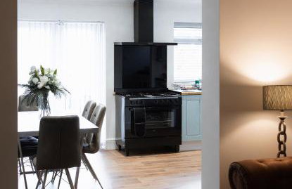 Large 4 Bed Home - Fast Wifi, Smart TV's & Free Parking - Near A66 - Foto 14