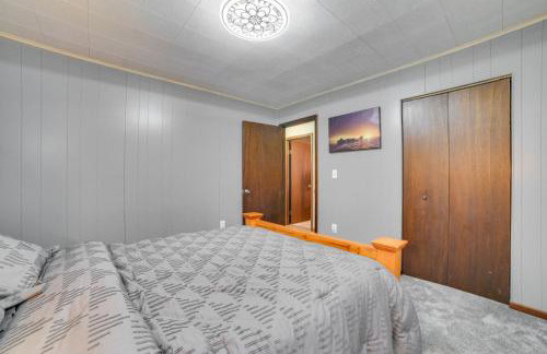 Cozy Houghton Lake Home with Fire Pit and Porch - Foto 14