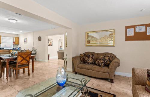 Spacious 5BR Home with Pool, Near Downtown & Beach - Foto 22