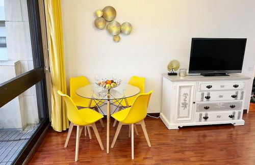 Sunny Flat, parking & RER C and H - Foto 2