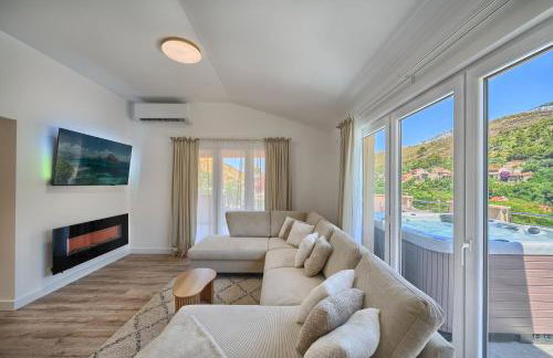 Luxury Mountain View Escape with Private Jacuzzi Split area - Photo 6