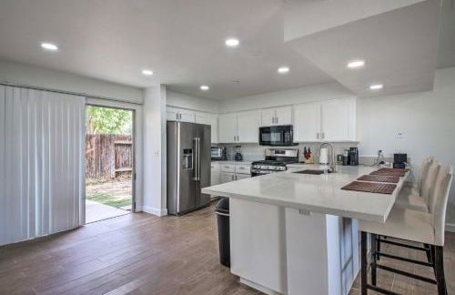 Central Bakersfield Townhome with Private Patio - Foto 8