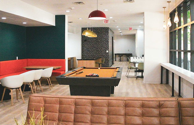 Modern Condo With Pool, Gym, Workspaces & BBQ - Foto 1