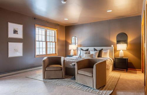 8BR Luxury Maplewood Manor, Hot Tub & Fire Pit - Foto 27