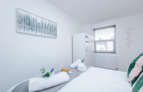 Spacious 4 Bed in Birmingham by 53 Degrees Property, Ideal for Business or Families, Games Room! - Foto 24