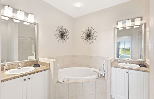 Genoa Vacation Rental: Stylish 2-BR Condo with Golf & Lake Views. Resort-Style Pool, Hot Tub, and Easy Access to Championship Golf. Minutes from Naples Beaches, 5th Avenue S, and Marco Island - Foto 16