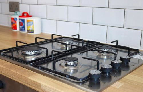 LUX 1 Bed Flat next to Station in Tooting - Photo 10