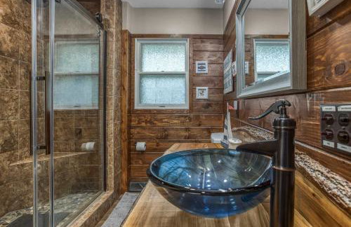 Mountain retreat w 2 fireplaces & lake - Foto 35