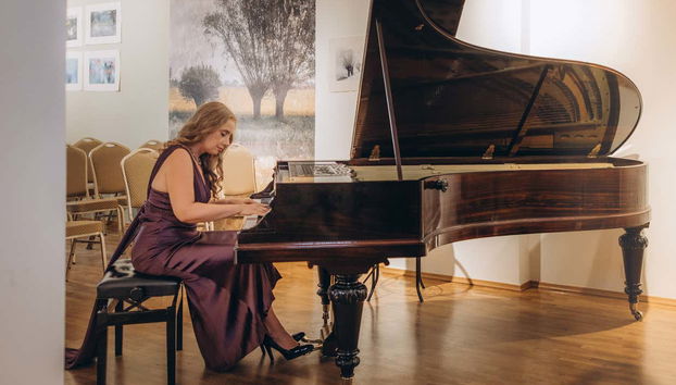 Une pianiste pendant le concert