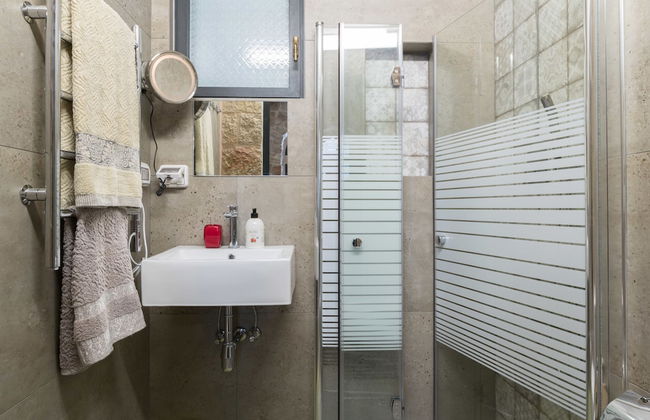 Best Location Jerusalem Stone Apartment - Photo 16