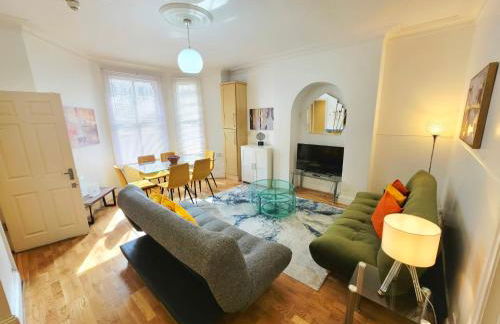Spacious & Cosy 2 Bedroom Home plus 2 Sofa-beds with Private Entrance and Back Patio, 3 min walk to Earl's Court Station - Photo 11