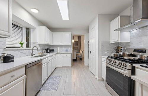 New Luxury Getaway - Two King Beds, Heated Pool, Outdoor Grill & 1Gbps Wifi - Photo 24