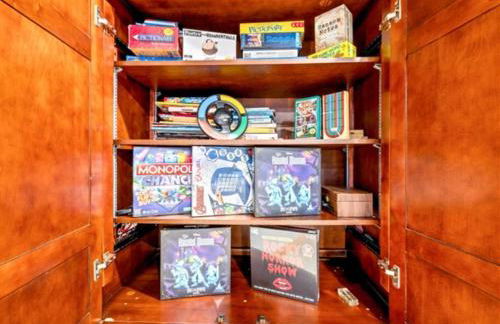 3 Mi to SR! Sleeps 25, Spacious, Hot Tub, Arcade! - Foto 15