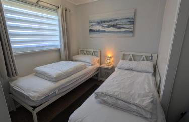 Beachcomber, Two bed Chalet on Sunbeach Holiday Park - Sleeps 4, pet friendly, FREE pool and entertainment passes included - plus WiFi - only 300m from the beach! - Photo 10