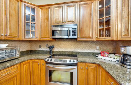 Spacious Lake Keowee Home Boat Slip and Pool Access - Foto 9