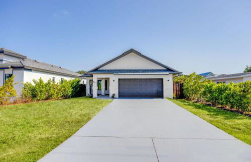 Luxe Pool Home minutes from the beach! - Photo 26