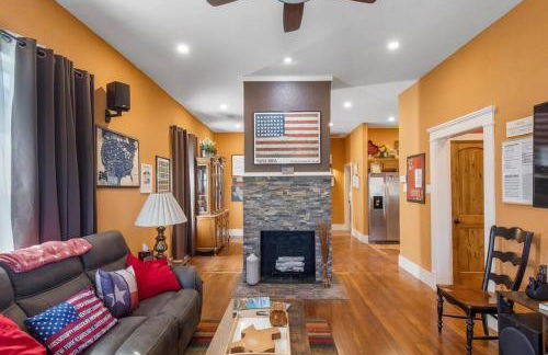 Stockyards-3/4 mile away!-Sleeps 8-Americana House - Foto 1