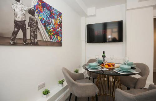 North Rd Apartment with Garden by N And N Stays Ltd, Close to vibrant Gloucester Rd with plenty of restaurants and shops near by, free on street parking - Foto 9