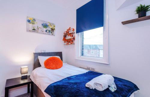 4 Bedroom House in Walkden with Free Parking, by Short Term Digs Short Lets & Serviced Accommodation - Foto 48