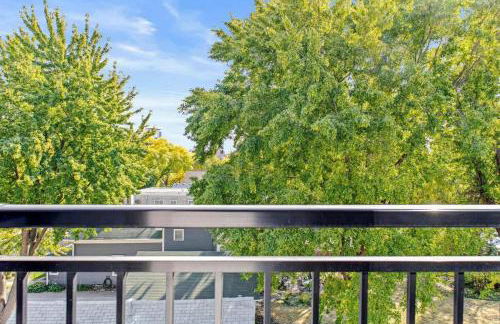 Luxury 1BD Gym Rooftop Street Parking by DT UMN - Foto 20