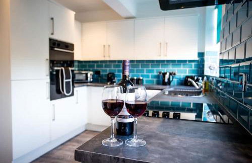 Halford House 3 Bed Town Centre Home from Home with Parking for 2 cars Prime Location Tamworth - Photo 1