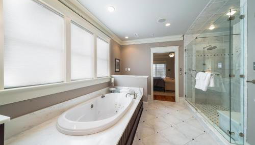 814 Carolina - Custom Private Home -Pool, Roof Top Deck - Foto 3, towels, Shower