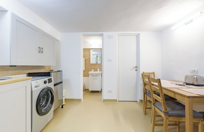 Modern Apartment - Photo 24