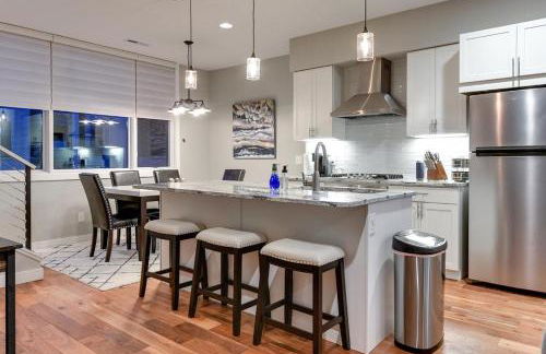 Modern Townhome Near Downtown walk to CWS! - Foto 32