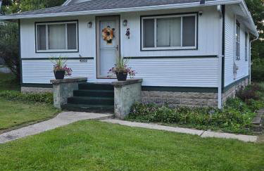 Elena's Lake Cottage - A Cozy Lake Getaway - Foto 1