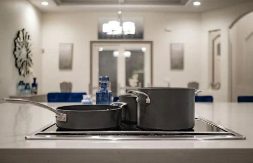 4 Bedrooms Pool Game room Massive Kitchen - Photo 22