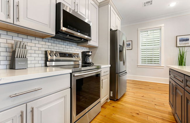 Spacious 5BR Urban Retreat with Balcony & Pool - Foto 40