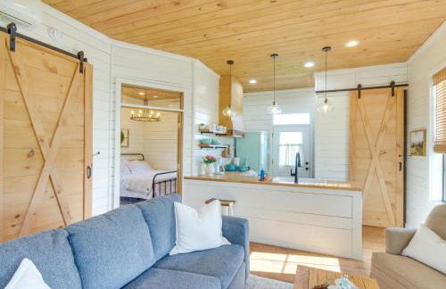 4-Acre Plot Farmhouse-Chic Retreat in Forest! - Foto 7