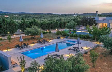 Nostra Terra Villa, 2-acre Secluded Nature Escape with Heated Pool, By ThinkVilla - Foto 29