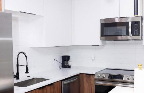 Luxe Retreat, Modern Gem with Private Backyard Oasis - Foto 22