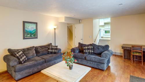 Bring the Family! Suburban Home with Yard in Omaha - Foto 5