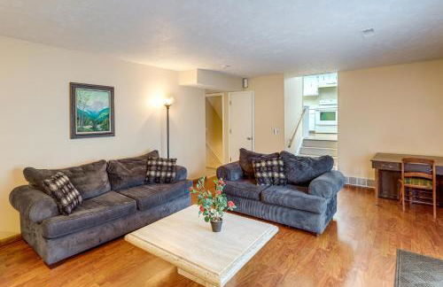 Bring the Family! Suburban Home with Yard in Omaha - Foto 5