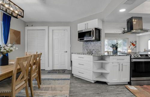 Luxe by Jenn - 3BR Retreat with Heated Pool - Photo 36