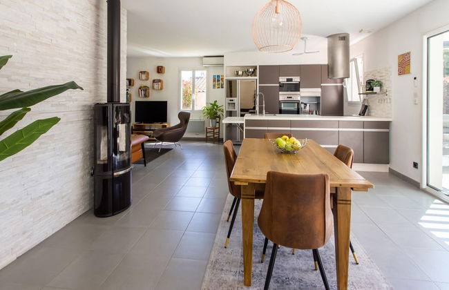 Beautiful Holiday Home With Swimming Pool - Photo 27