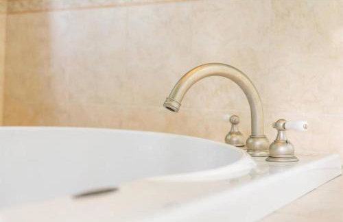 White Mountain Retreat with Theater, Fire Pit, Game Room and River Access - Foto 28