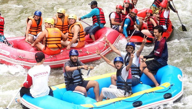 Rafting en el río Song Phreak - Foto 5, Disfrutando de la actividad con amigos