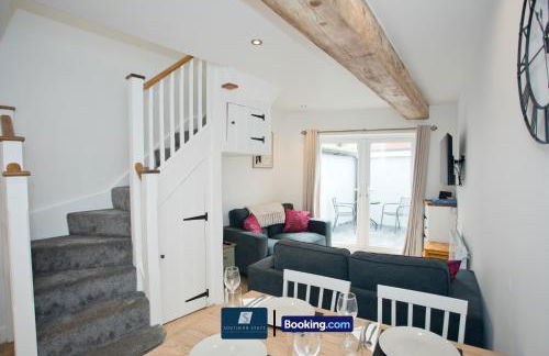 2 Bed House By Southern Stays Short Lets & Serviced Accommodation Bournemouth With Parking - Relocation & Family, 1km From The Beach - Photo 1